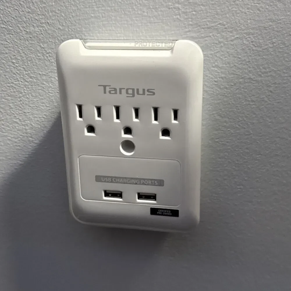 Targus Plug-N-Power Charging Station - 3 Outlets with 2 USB Ports  (APA21US)